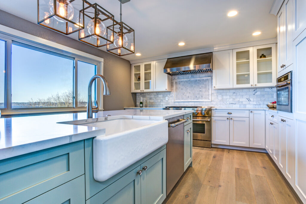 https://www.badeloftusa.com/wp-content/uploads/2019/05/farmhouse-sink-blue-and-white-1024x684.jpg