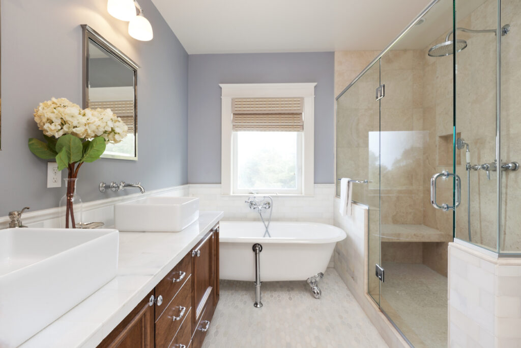 https://www.badeloftusa.com/wp-content/uploads/2019/06/modern-bathroom-with-mounted-sinks-1024x683.jpg