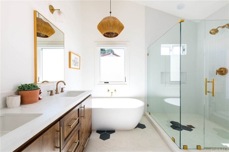 Do Plumbers Install or Replace Bathtubs? Badeloft