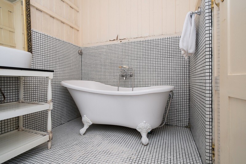 Vintage bath tub