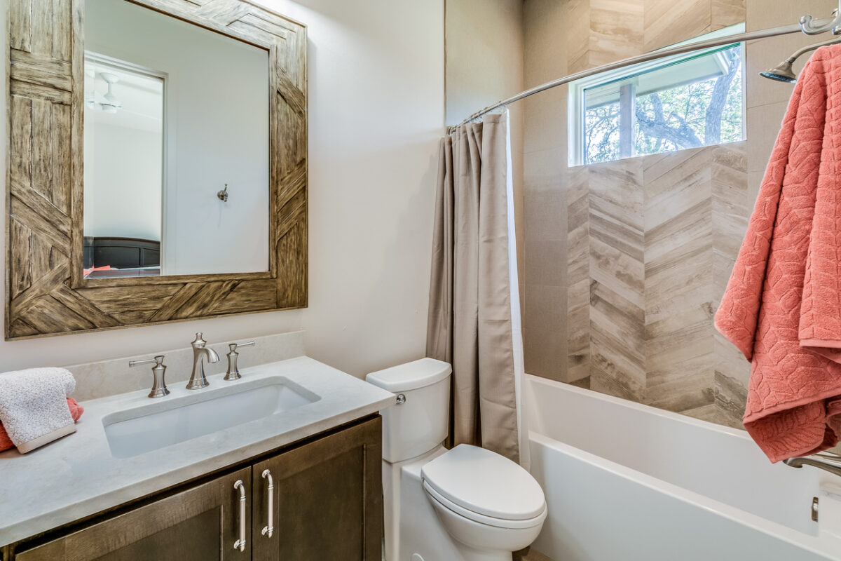 Full, 3/4s and Half Bathrooms: 2025 Sizes & Layout Guide