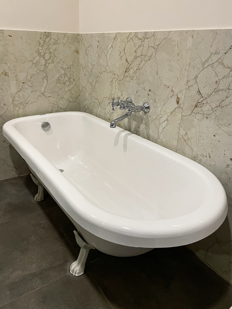 Wall-mounted bathtub faucet example