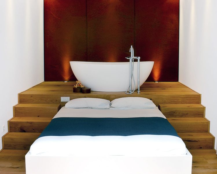 stand alone tub bw-03 in showroom