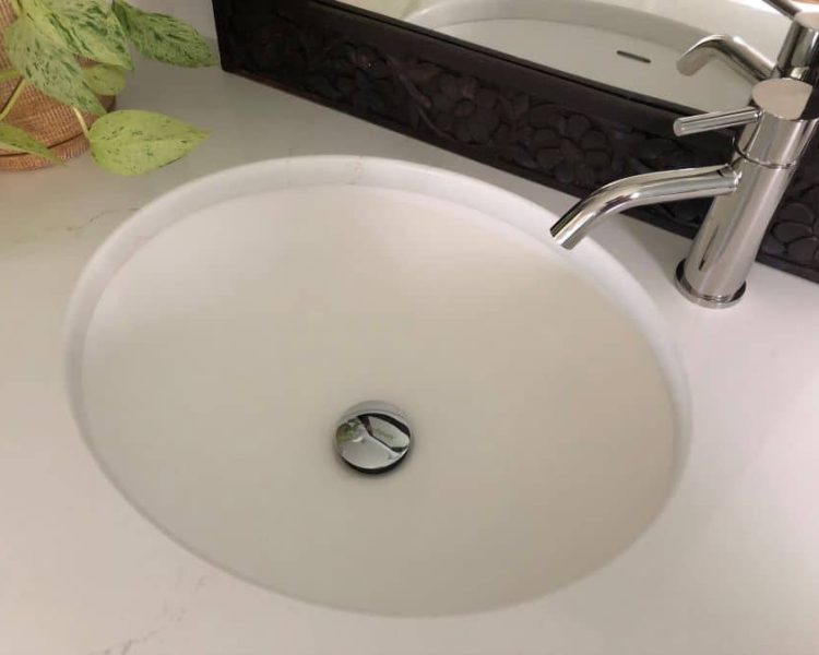 SINK _ FAUCET WITH MIRROR REFLECTION